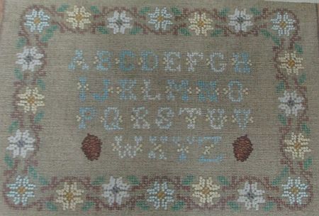 Cousines & Cie BEADED SAMPLER - Alphabet d'hiver (linen)