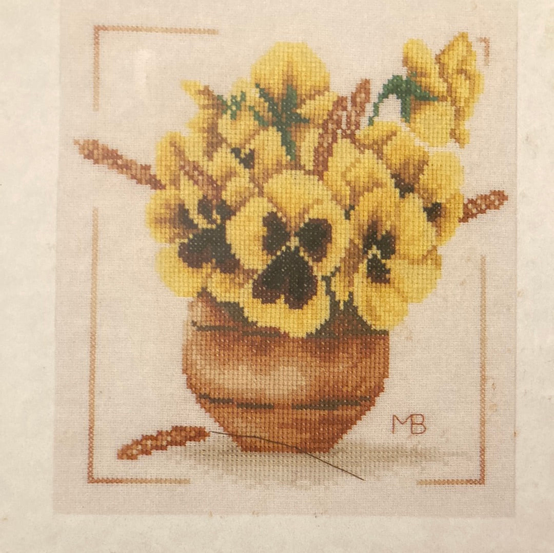 Lanarte (Marjolein Bastin) Cross Stitch Collection  - Yellow Violets